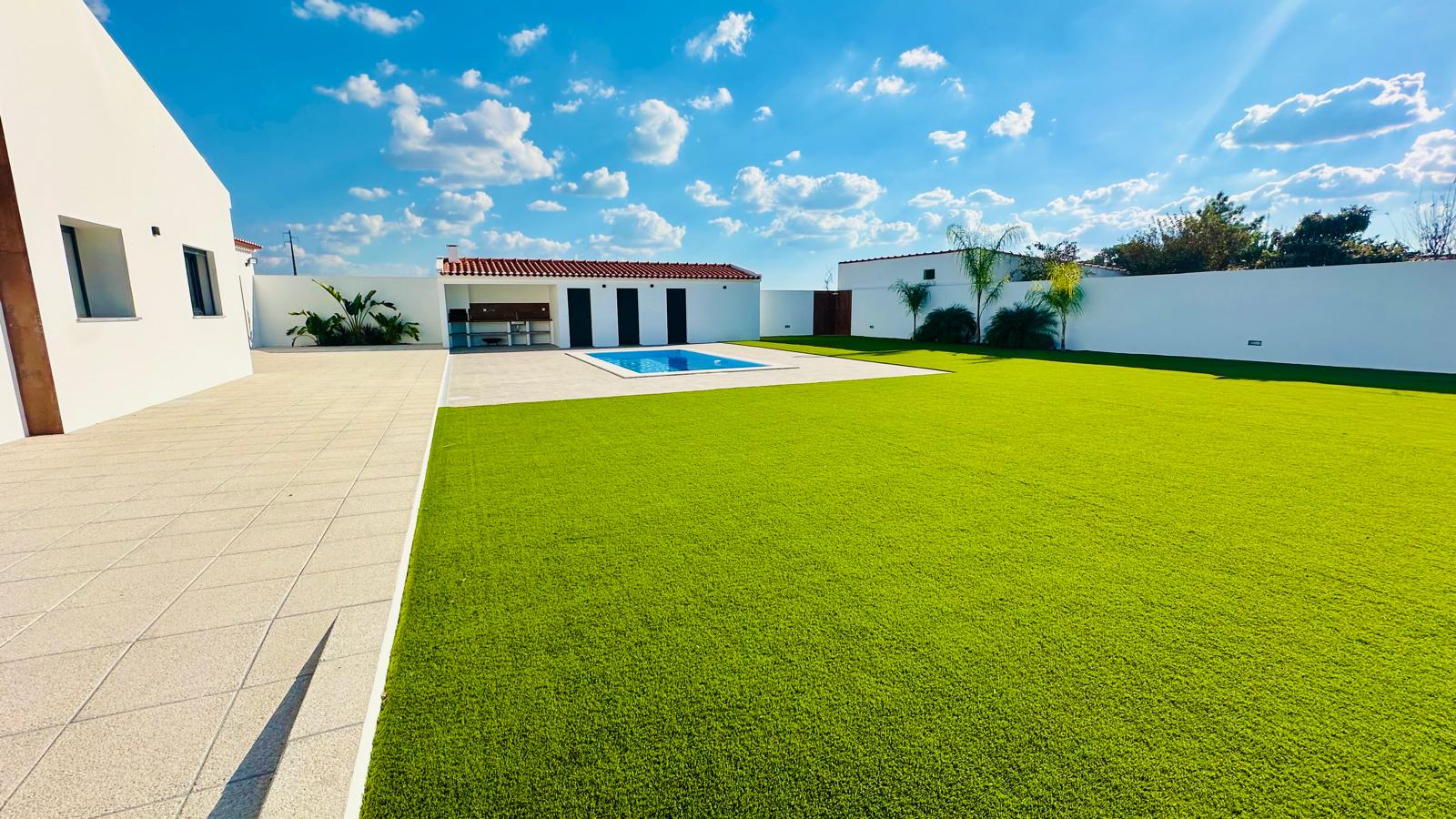 Vista geral da piscina e do relvado privativo junto à moradia