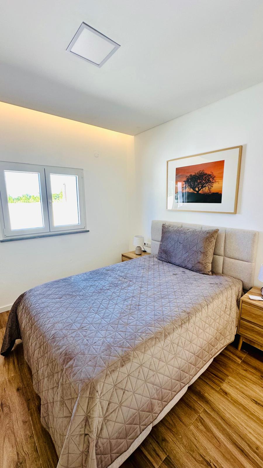 Quarto com janela voltada para o verde