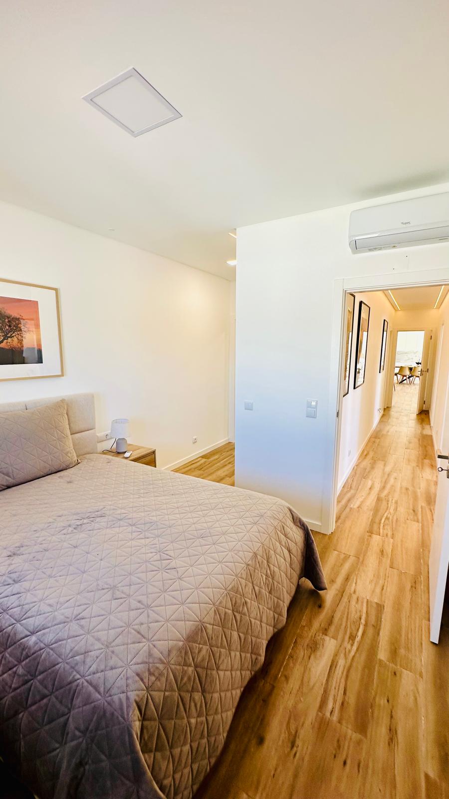 Quarto com vista para o corredor e a zona de refeições