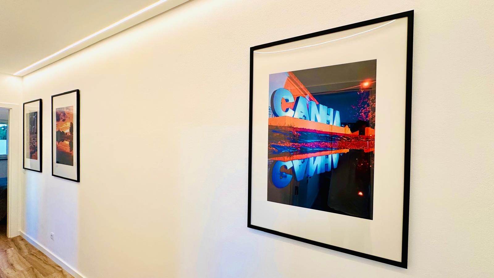 Pormenor de uma fotografia emoldurada no corredor