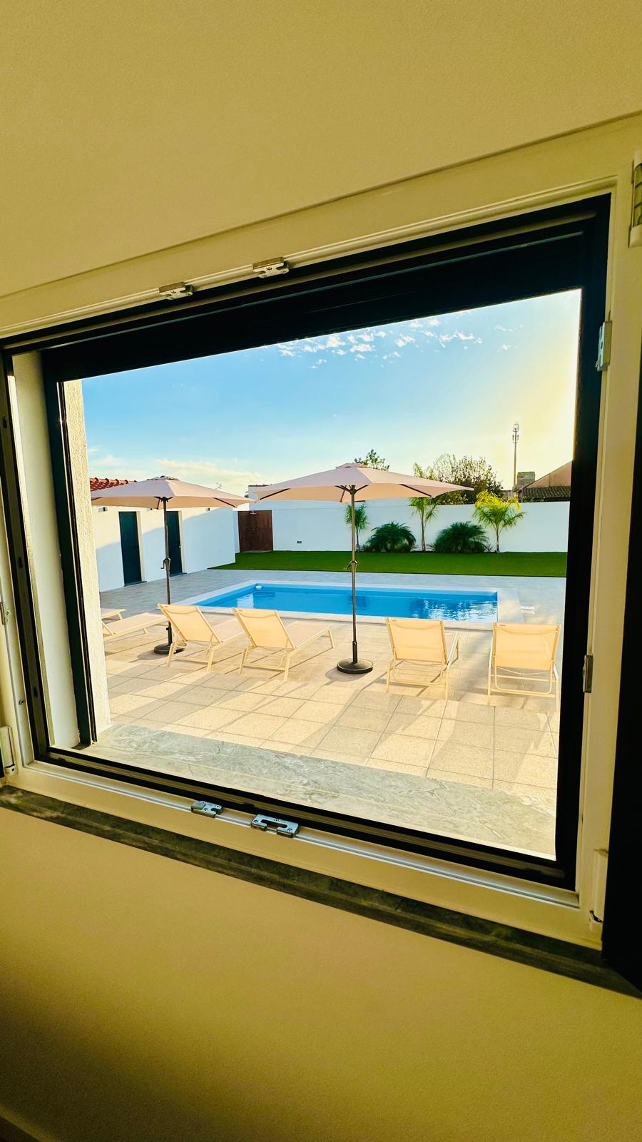 Piscina vista pela janela do quarto