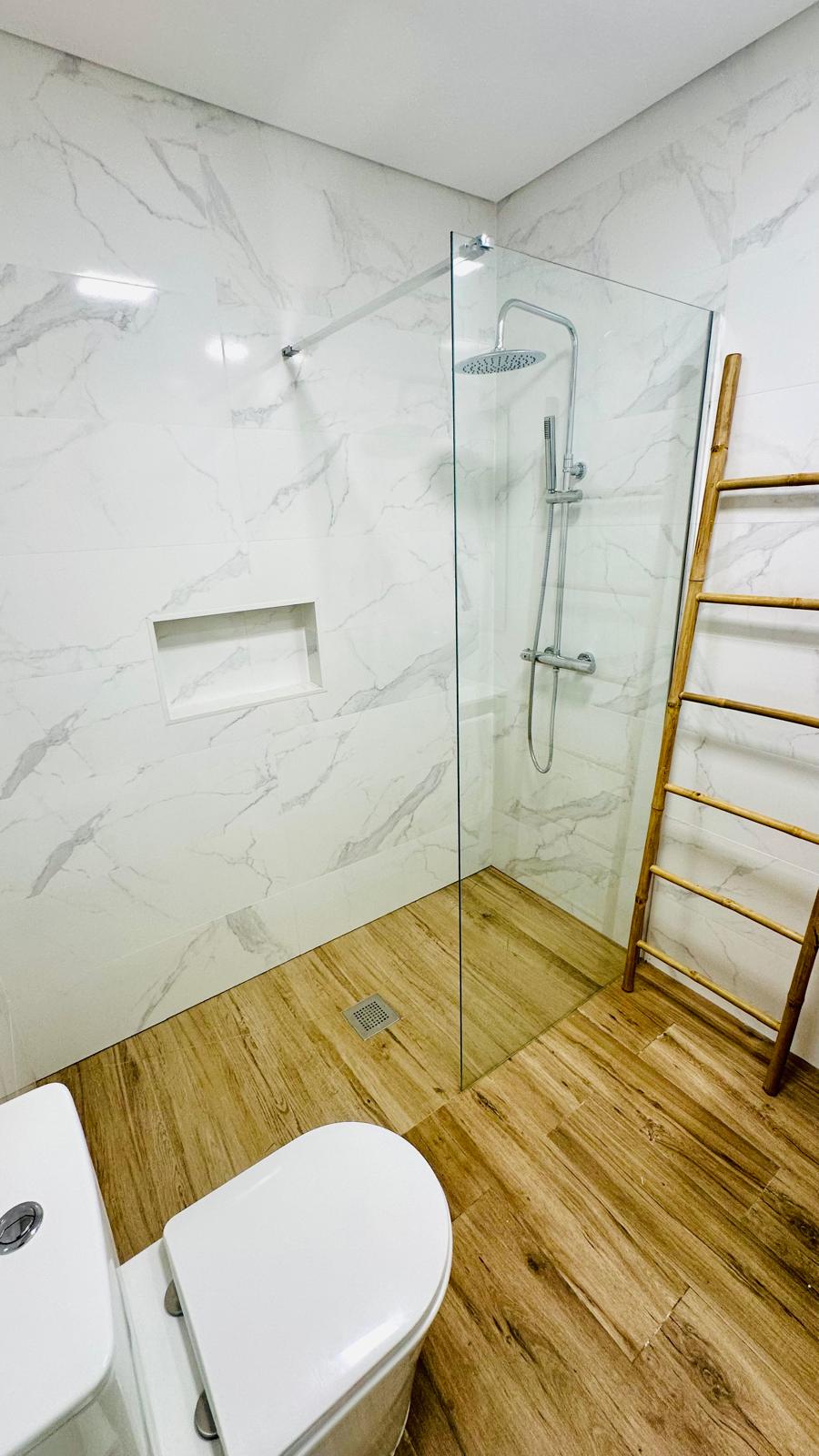 Casa de banho com duche italiano e escada de bambu