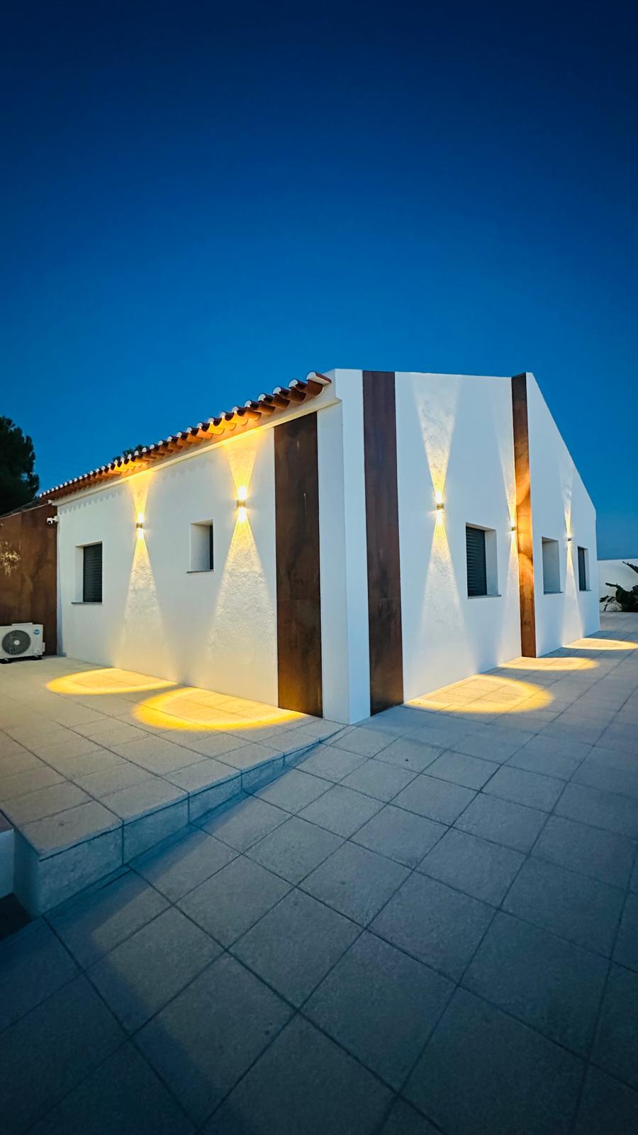 Pormenor da fachada com iluminação exterior ao anoitecer