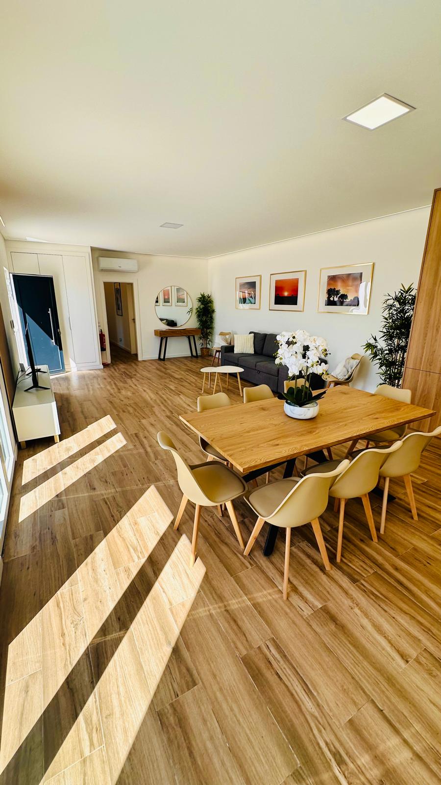 Mesa de refeições com vista para a sala e para a entrada