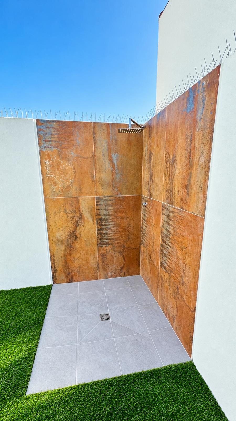Duche exterior junto ao relvado